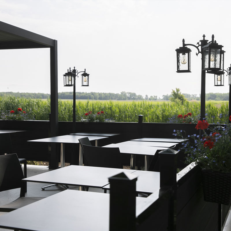 Terrasse extérieure de la Brasserie Y à Saint-Jean-sur-Richelieu